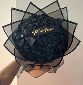 تصویر دسته گل رز ربانی مشکی ۳۵ شاخه با کاغذ مشکی 35-Stem Black Ribbon Rose Bouquet with Black Wrapping