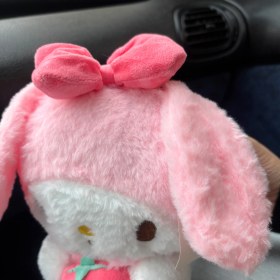 تصویر عروسک کرومی و ملودی توت فرنگی به دست 