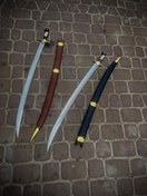 تصویر شمشیر عربی یک متری تیغه فولاد فنر قبضه برنجی دسته ترکیبی از فیبر و استخوان شتر غلاف دست ساز چوبی با روکش چرم شرکتی ته بند و شال بند غلاف برنجی 