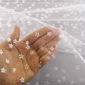 تصویر پارچه تور طرح گل ریز 