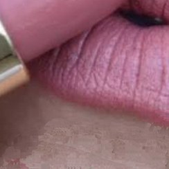 تصویر رژلب گیاهی رنگ صورتی عروسکی روژلب جامد خوشرنگ 
