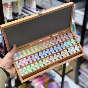 تصویر آبرنگ ۴۸ رنگ جعبه چوبی افرا آبرنگ افرا ۴۸ رنگ چوبی اندازه قرص آبرنگ نیم قرص ست آبرنگ افرا با کیفیت در ساخت مناسب هنرمندان از مبندی تا حرفه ای آبرنگ عالی با پراکندگی یکنواخت و درخشندگی بالا. دارای رنگدانه هایی با قابلیت ترکیب رنگ