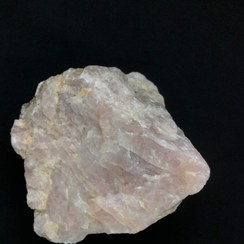 تصویر سنگ راف رزکوارتز پررنگ کار بسیار خاص و کلکسیونی مناسب دکور و حجم تراشی Rose quartz raw