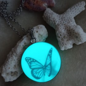 تصویر گردنبند پروانه سه بعدی شبتاب با نوردهی فیروزه ای و قاب و زنجیر استیل نقره ای رنگ ثابت 