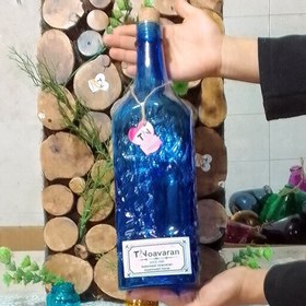 تصویر بطری آبی خورشیدی3لیتر با درب چوب پنبه طرح هخامنشی دست ساز تولید شده با بلور آبی کبالتی 