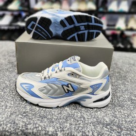 تصویر کفش رانینگ نیوبالانس ۷۲۵ سفید آبی New balance 725 