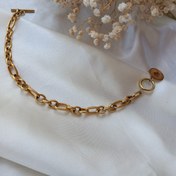 تصویر دستبند استیل زنانه با قفل T و پلاک الیزابت مدل تیفانی طلایی Women’s Stainless Steel T-Bar Bracelet with Elizabeth Pendant – Tiffany Gold Collection