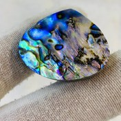 تصویر نگین صدف رنگين كمانى آبالون طبيعى سایز 34*30 ميلی‌متر 