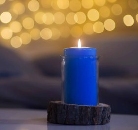 تصویر رنگ شمع مایع آبی با قطره چکان 
