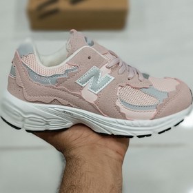 تصویر کتونی بچه گانه نیوبالانس ۲۰۰۲ آر صورتی New balance 2002r 