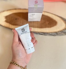 تصویر کرم ضد آفتاب سان ورا بدون رنگ داری spf 50 حجم 40ml Sunivera