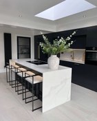 تصویر جزیره آشپزخانه مــارنیا – واترفال مرمری با جای نشیمن و اجاق Marnia Waterfall Marble Kitchen Island – Seating & Cooktop