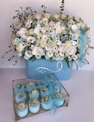 تصویر باکس گل و کاپ کیک خواستگاری سفید آبی فلوبار White and Blue Engagement Flower Box and Cupcakes FlowBar