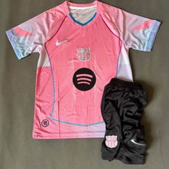 تصویر کیت بارسلونا ۲۰۲۶ ورژن هواداری صورتی 