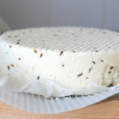 تصویر پنیر محلی گاو با زیره 