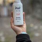 تصویر پودر بچه فیروز پودر بچه فیروز حاوی سیلیکات منیزیم یا پودر تالک موثر در جذب رطوبت اضافی پوست و جلوگیری از اصطکاک آن جلوگیری از بروز التهاب، قرمزی، سوزش و خارش پوست کودک پیشگیری از عرق سوز شدن و ساییدگی پوست کودکان دارای میزان pH سازگار با پوست نازک کودکان پودر بچه فیروز، ساخته شده بدون استفاده از مواد حساسیت زا تولید شده در بسته های مناسب بدون ورود آلودگی به داخل پودر