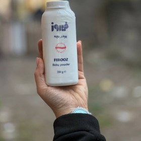 تصویر پودر بچه فیروز پودر بچه فیروز حاوی سیلیکات منیزیم یا پودر تالک موثر در جذب رطوبت اضافی پوست و جلوگیری از اصطکاک آن جلوگیری از بروز التهاب، قرمزی، سوزش و خارش پوست کودک پیشگیری از عرق سوز شدن و ساییدگی پوست کودکان دارای میزان pH سازگار با پوست نازک کودکان پودر بچه فیروز، ساخته شده بدون استفاده از مواد حساسیت زا تولید شده در بسته های مناسب بدون ورود آلودگی به داخل پودر