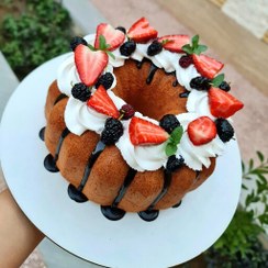 تصویر کیک وانیلی با تزیین خامه و شکلات و میوه 