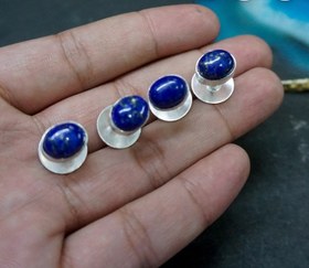 تصویر یک عدد سردکمه ای نقره کارشده با لاجورد طبیعی 