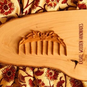 تصویر شانه دست ساز چوبی 
