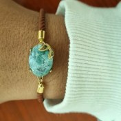 تصویر دست بند با نگین عقیق خزه ای 