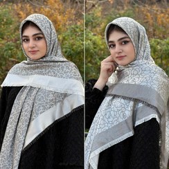 تصویر روسری نخ ابریشم ژاکارد لمه قواره۱۴۰طرح گل شنل - طوسی مشکی 