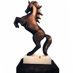 تصویر مجسمه چوبی طرح اسب 