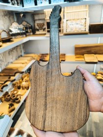 تصویر تخته سروجذاب طرح گیتار ساخته از چوب گردوسیاه Attractive guitar design meat board made of black walnut wood