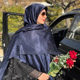 تصویر روسری ابریشم ژاکارد لمه دار طرح گل رز 