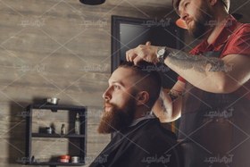 تصویر عکس آرایشگر مرد درحال کوتاهی مو 