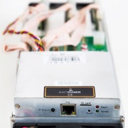 تصویر دستگاه استخراج بیت کوین مدل Antminer S9 با قدرت هش 14.0TH/s و محصول Bitmain 