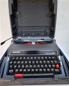 تصویر ماشین تایپ قدیمی و آنتیک مشکی 