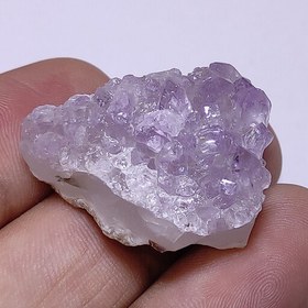 تصویر آمیتیست آمیتیس کریستال آمیتیس سنگ آمیتیست راف آمیتیست اصل معدنی طبیعی سایز کوچک با بلورهای براق درخشنده و جذاب کد RA41 