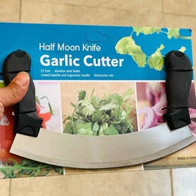 تصویر پیتزا بر مدل Garlic Cutter طرح هلالی 