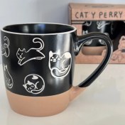 تصویر ماگ سرامیکی طرح گربه Cat y Perry | مناسب هدیه، فانتزی، ۴۵۰ میل، رنگ مشکی و سفید 