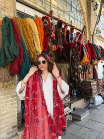 تصویر شال هندی قرمز گل آبی 