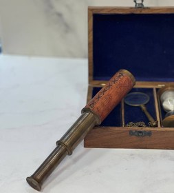 تصویر مجموعه تلسکوپ و ساعت شنی با جعبه چوبی جنس برنجی 