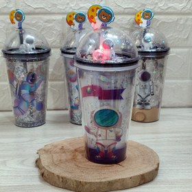 تصویر ماگ اسموتی طرح فضانورد با نی و چراغ دار پلاستیکی 