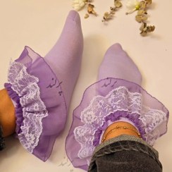 تصویر جوراب لب‌توری یاسی دولایه روی سفید زیر یاسی 