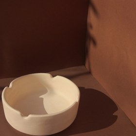 تصویر زیرسیگاری مینیمال طرح دایره Minimalist ashtray with a circular design