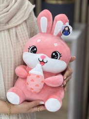 تصویر عروسک خرگوش شیشه شیر به دست 