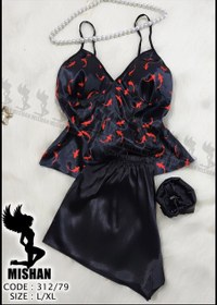 تصویر ست تاپ و شلوارک ساتن بهمراه اسکرانچی Satin top and shorts set with scrunchies