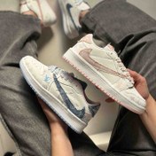 تصویر کتونی نایک جردن تراویس اسکات طرح لویی ویتون (Travis Scott x LV) – مدل کاستوم با بند کنفی | صورتی و آبی | Novea 