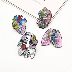 تصویر اکسسوری پزشکی و سنجاق سینه (پک چهار عدد) 