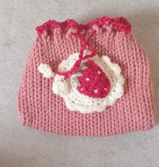 تصویر کیف توت فرنگی بافتنی کالباسی 