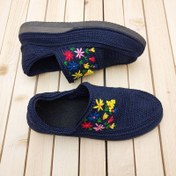 تصویر گیوه زنانه سرمه‌ای با ترکیب ابریشم 