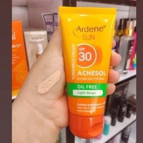 تصویر کرم ضد آفتاب آکنه سول آردن spf30بژ روشن فاقدچربی 