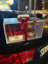 تصویر باکس ۱۶ شاخه رز قرمز با کیک شکلاتی 