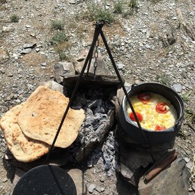 تصویر ماهیتابه سنگی دسته دار فلزی 