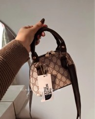 تصویر کیف هلالی 